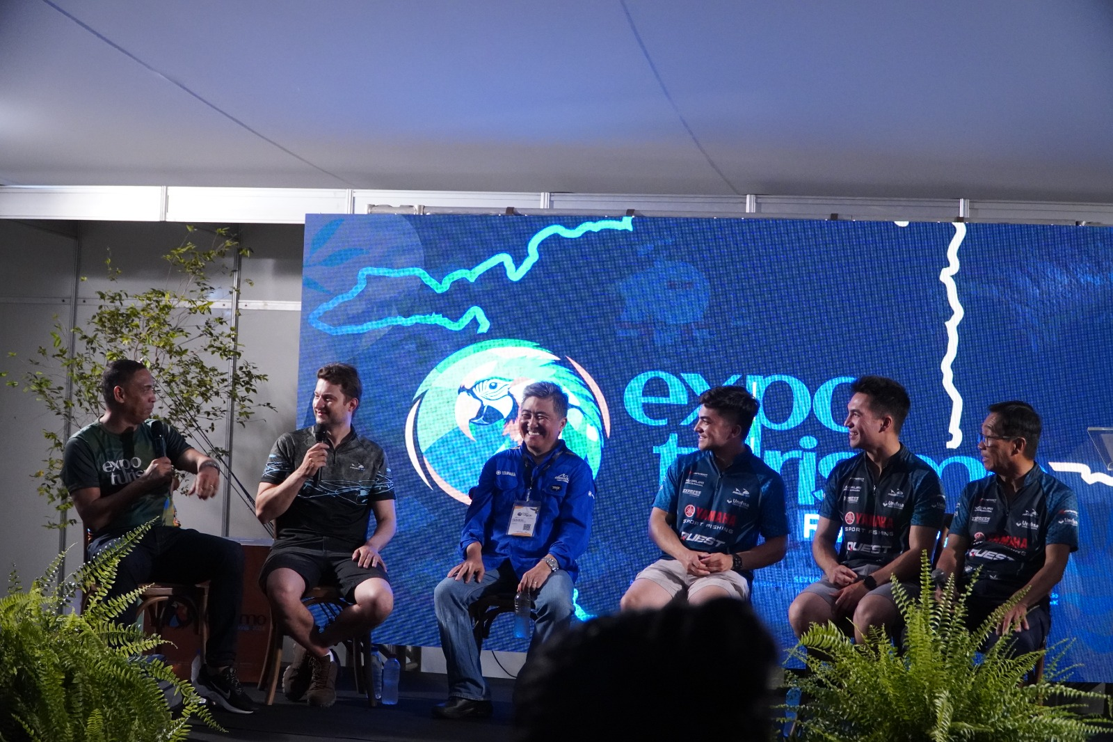 Painel com convidados no palco da Expo Turismo